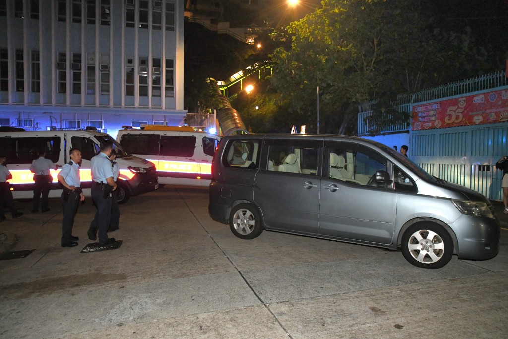 警方於石壁道將七人車截停。
