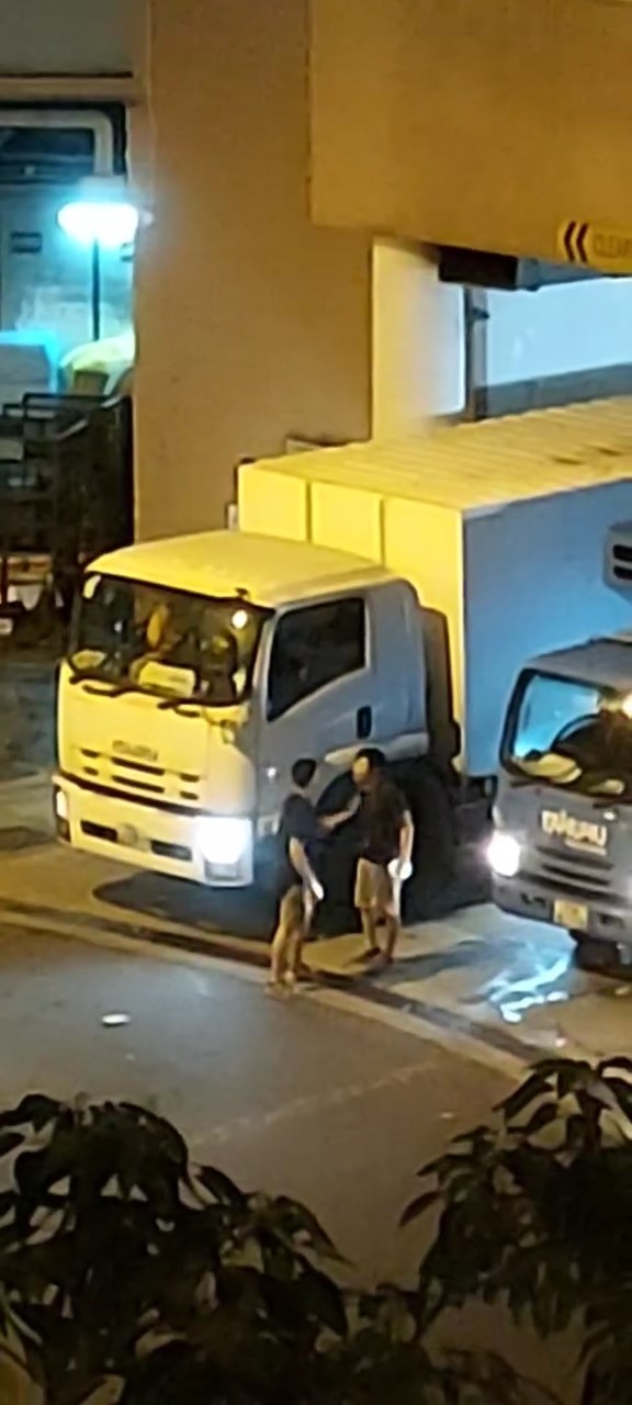 两名黑衫男子在货车前发生口角。网上片段截图