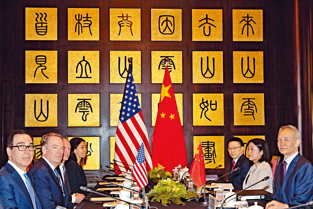 刘鹤（右一）与美国贸易代表莱特希泽（左二）、财长努钦（左三）昨天在上海西郊宾馆开会。