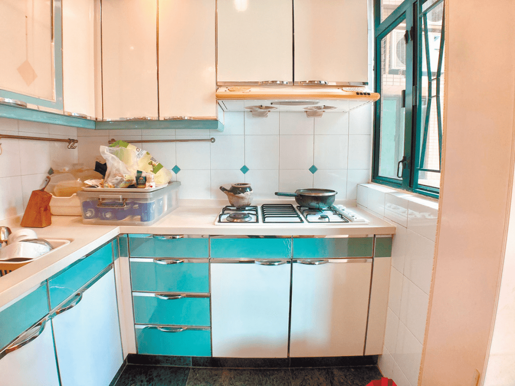 厨房洁白明亮，厨柜及基本家电齐全。