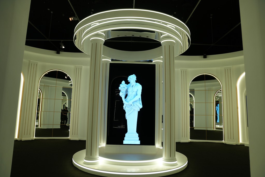 第三站「凡爾賽宮之百年藝韻」 模仿走進當時收藏藝術作品的藏家廳，可以快速觀看以往流失外地的藝術作品
