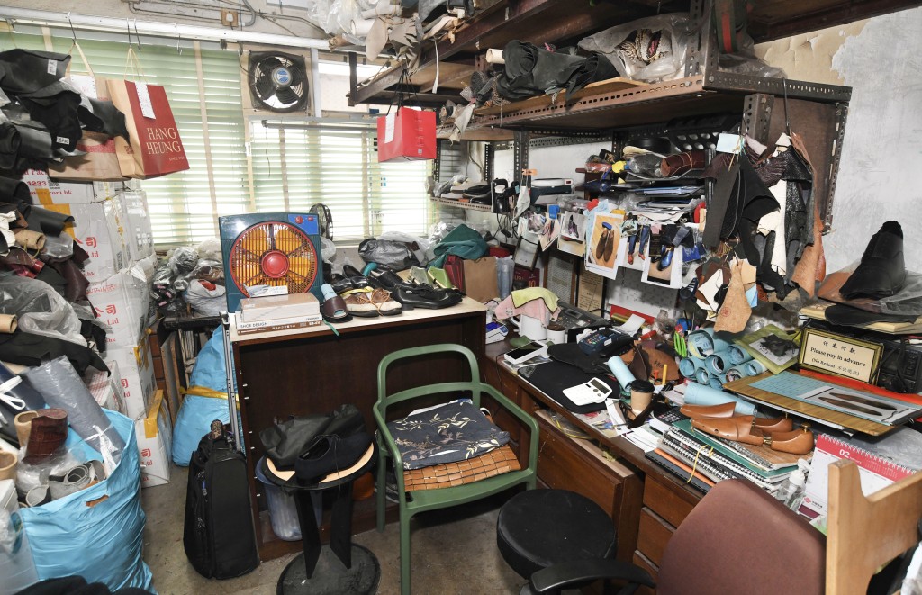 在數碼化浪潮下,高和的營運方式非常「老派」,保留客戶鞋楦長達十年、以紙本記錄腳型尺寸、拒絕建立電子數據庫。 在數碼化浪潮下,高和的營運方式非常「老派」,保留客戶鞋楦長達十年、以紙本記錄腳型尺寸、拒絕建立電子數據庫。