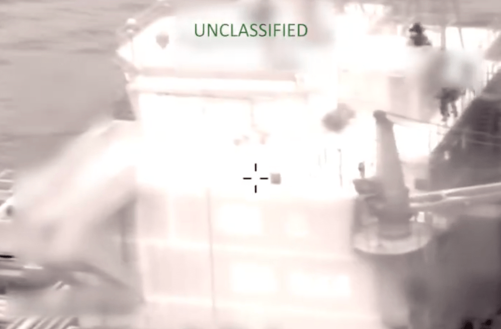 美军南方司令部在社交平台发放影片，展示周五黎明前在加勒比海扣押运油轮“奥利娜”号（Olina）的行动情况。