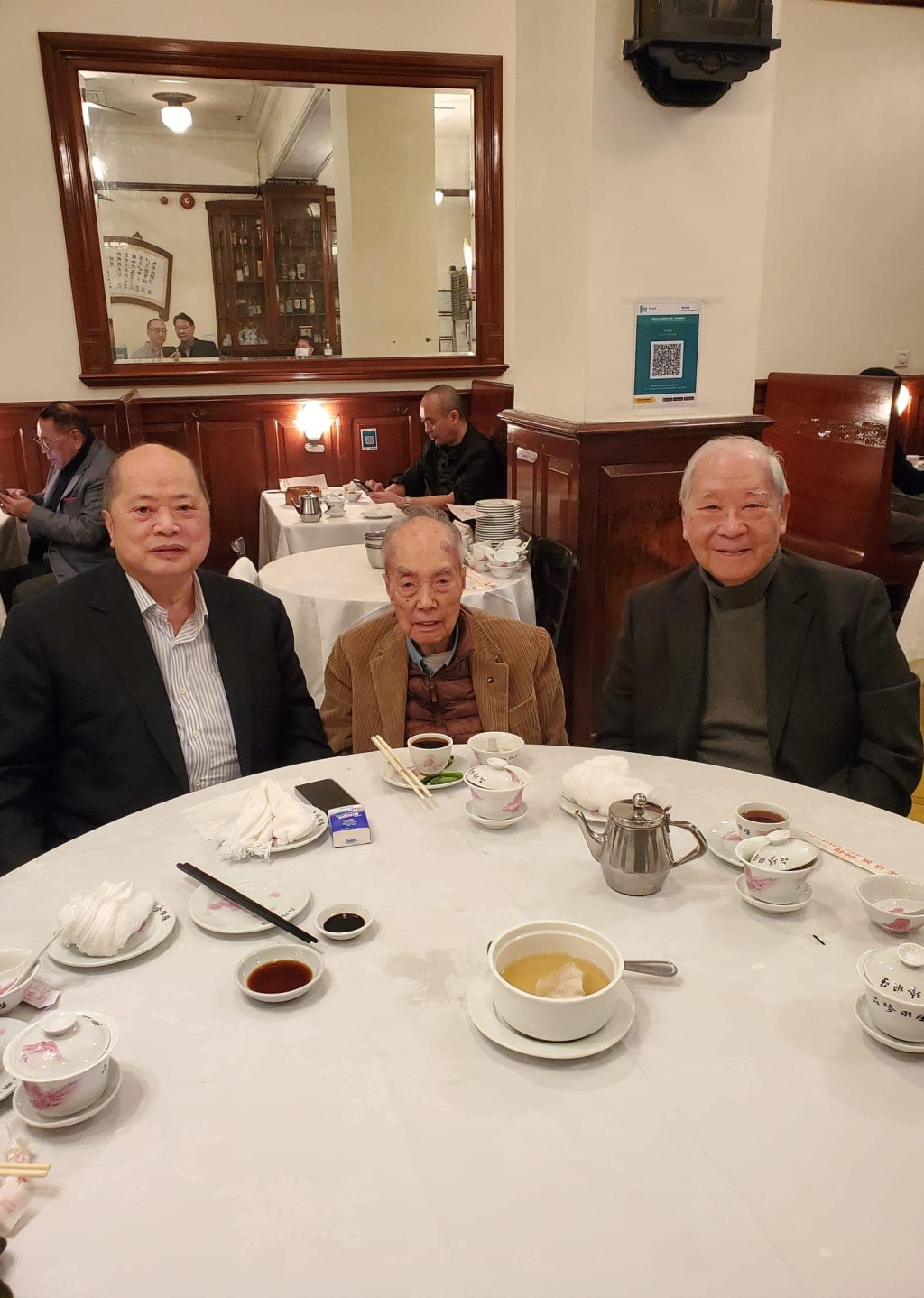 張華峰昨日亦與業界朋友飲茶。張華峰fb圖片