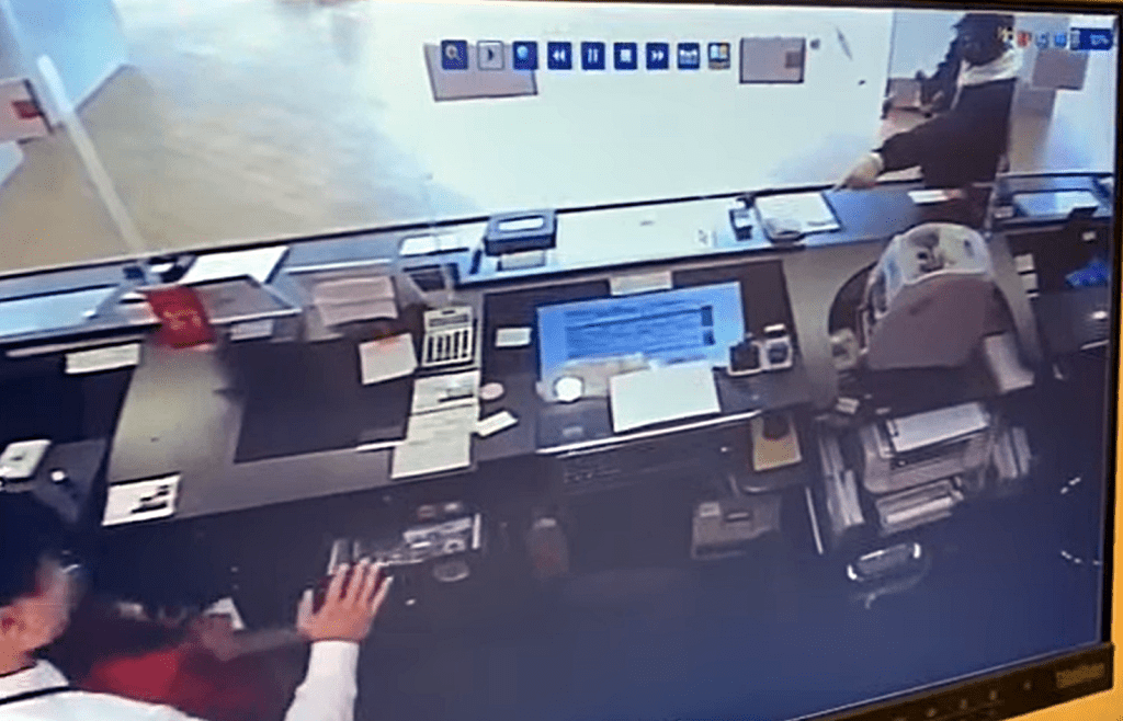 獨行賊持槍過程。 fb：突發馬路車cam大全