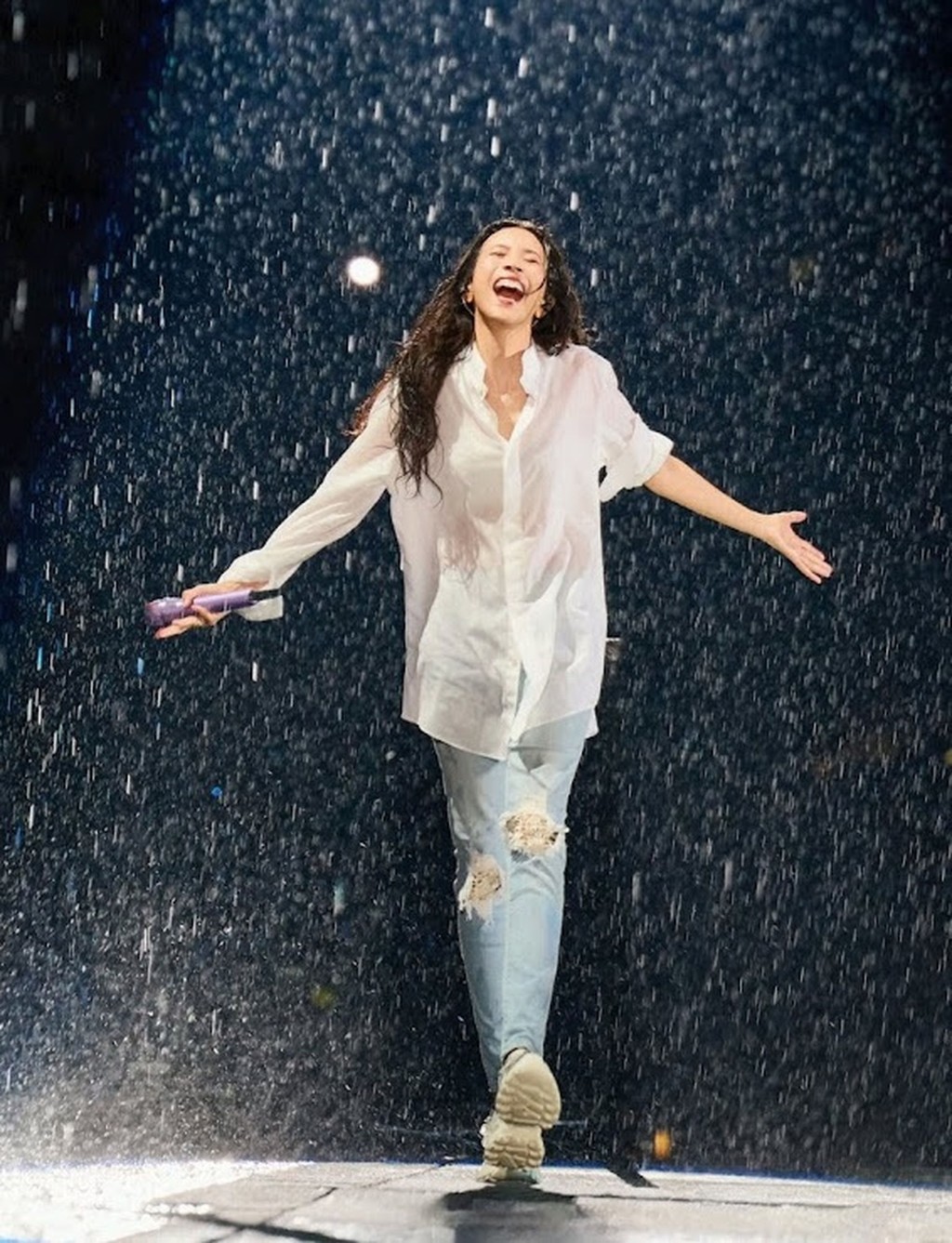 在上海站演出時突然落大雨,但Karen卻覺得雨越大唱得更high! 在上海站演出時突然落大雨,但Karen卻覺得雨越大唱得更high!