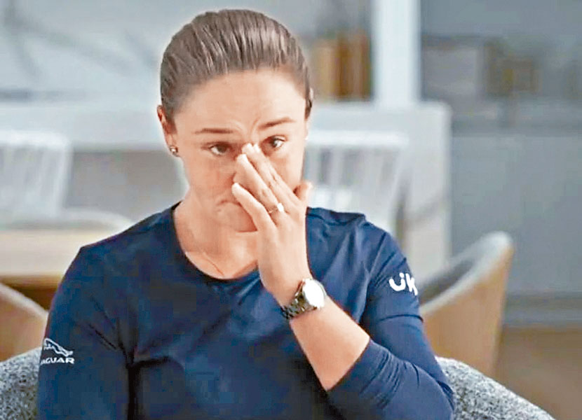 芭迪在社交平台宣布掛拍，期間曾以手抹淚。