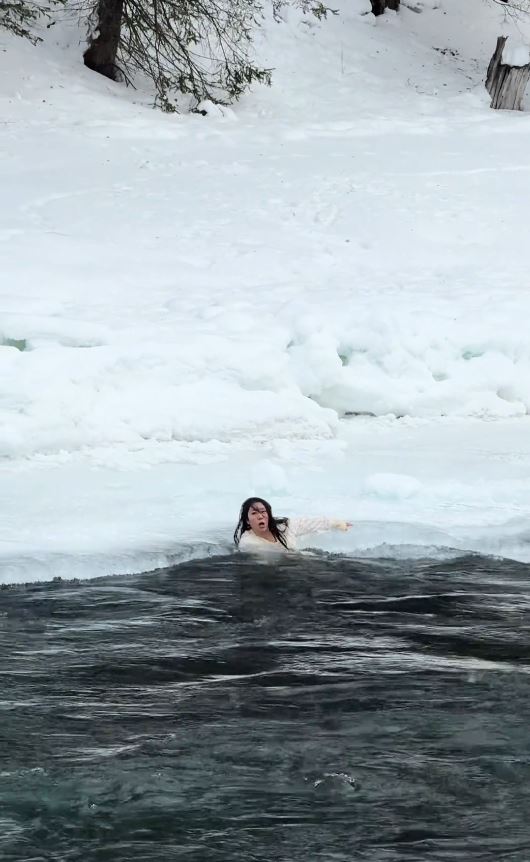 妇人为救落水女儿，也跌入河中被急流冲走。抖音＠小橙子