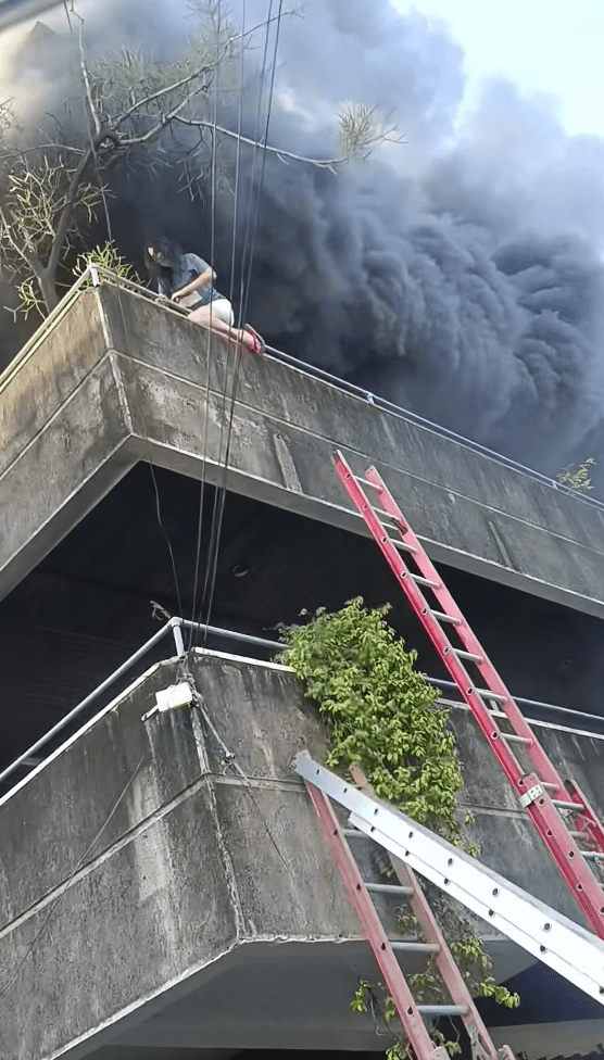 女子此際才翻越大廈圍欄。FB@IvyBaya 女子此際才翻越大廈圍欄。FB@IvyBaya