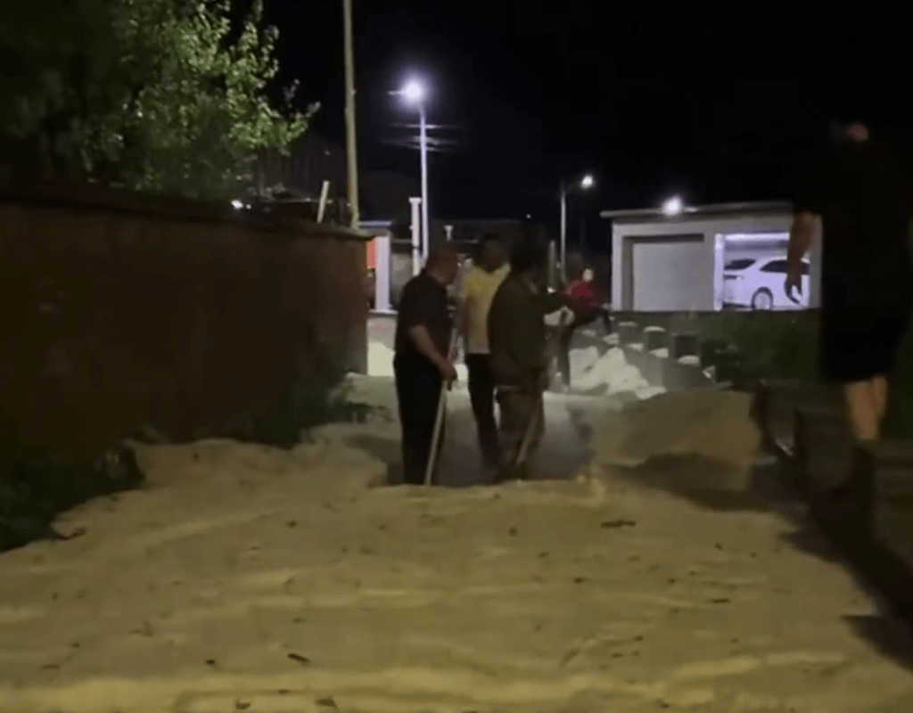 当地政府迅速组织工作人员，联合沿街群众连夜出动铁锹、扫帚清理路面冰粒与积水。