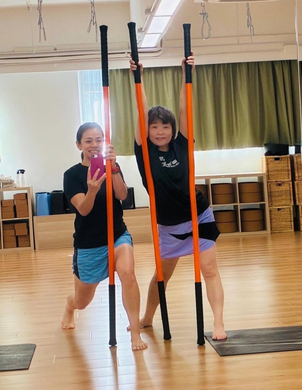 小儀上「神棍堂」(Stick Mobility),伸展筋骨。 小儀上「神棍堂」(Stick Mobility),伸展筋骨。