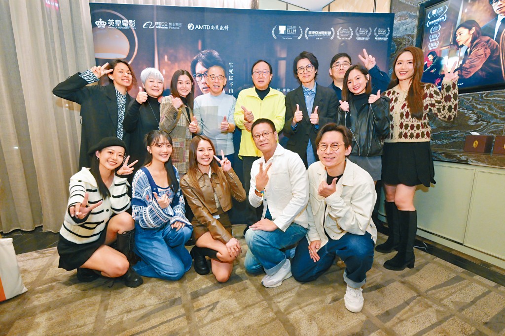 楊受成博士（後左四）昨晚大搞慶功宴，許冠文（後排中）、黃子華（後右四）、衛詩雅（後左三）及導演陳茂賢（後右三）等熱鬧歡聚。
