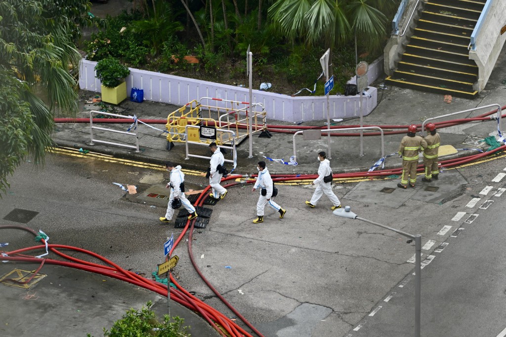 災難遇害者辨認組人員進入災場，協助辨認遺體。