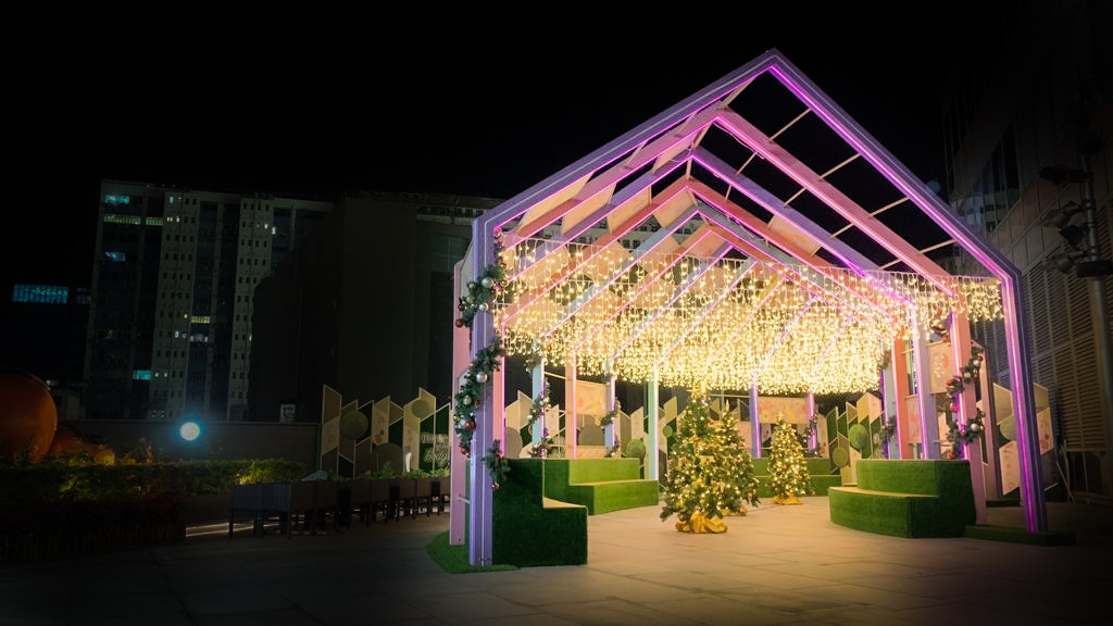 还有以紫色花海打造的「霓虹星光墙」，缤纷霓虹灯勾划出多个萌爆的布甸狗剪影，梦幻又可爱。（图片来源：新都会广场）