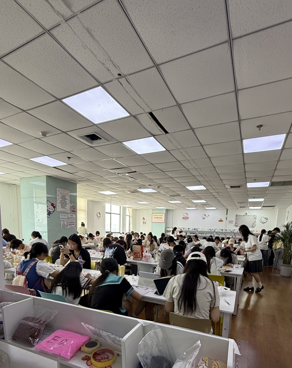 小韓今年4月投入約5萬元在河南省信陽市的市中心寫字樓租用200多平方米(約2,000呎)空間開店。 小韓今年4月投入約5萬元在河南省信陽市的市中心寫字樓租用200多平方米(約2,000呎)空間開店。