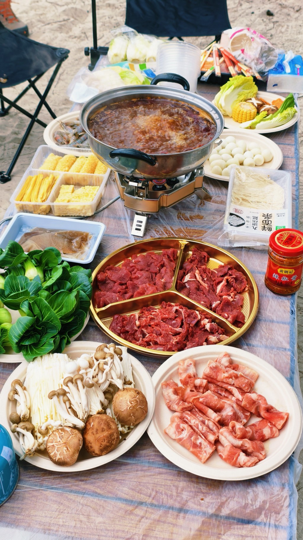 负责人表示现时膳食多安排火锅，并发送照片显示有牛肉、肥牛、虾、蔬菜、玉米、菌菇、鹌鹑蛋、面条、豆制品及毛肚等食材。