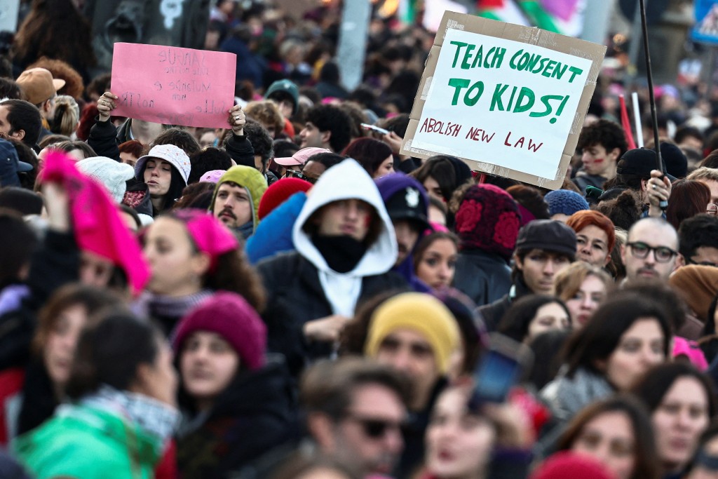 意大利遊行，示威者高舉「教授兒童他們需要獲得同意，廢除新法案」的標語。路透社