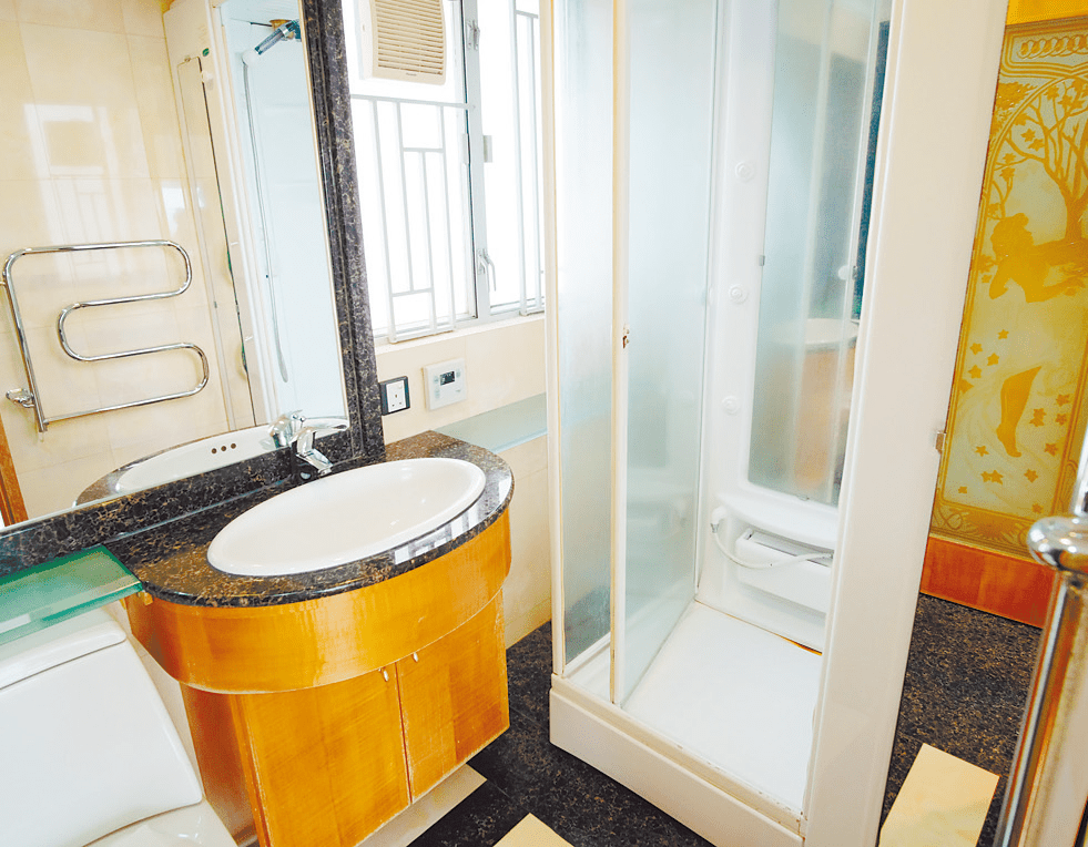 浴室為明廁設計，有助排走濕氣，保持空間舒適流通。