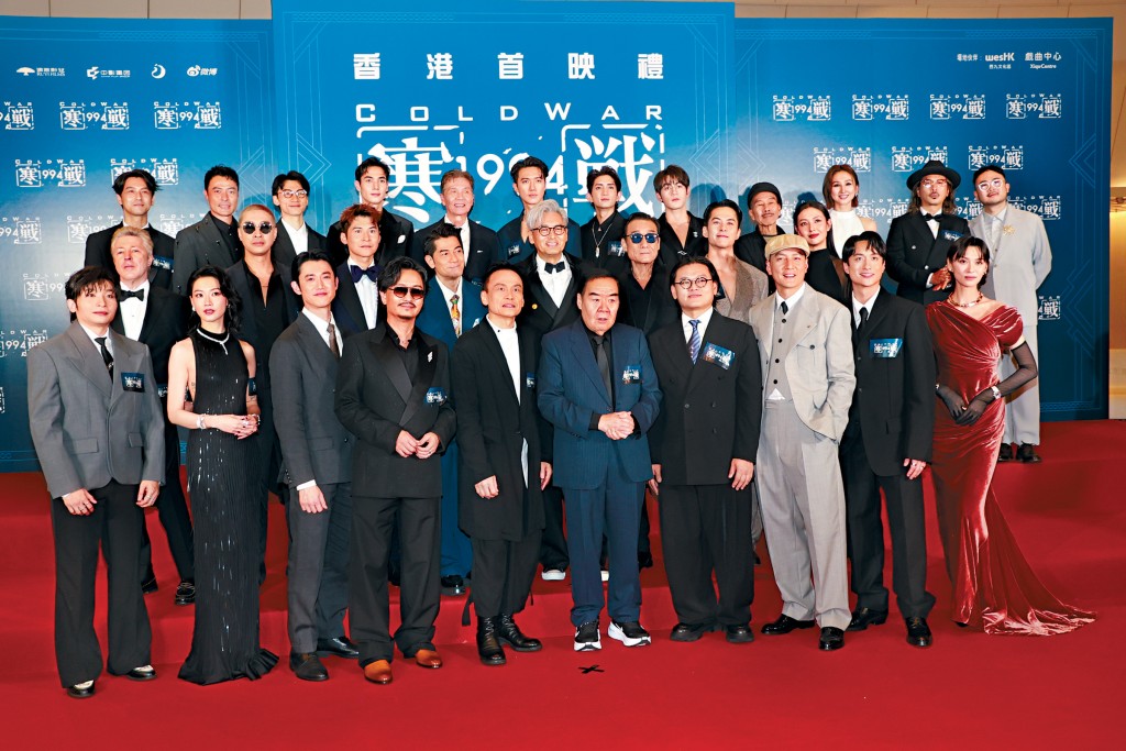 眾演員在紅地毯大合照時，發哥與梁家輝、郭富城主動讓出頭排C位。