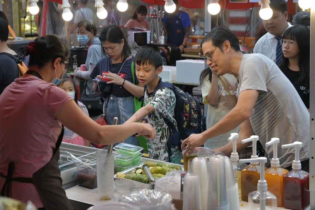 市集内有售卖「鸡蛋仔」、棉花糖、台湾肠、锉冰等小食。陈浩元摄