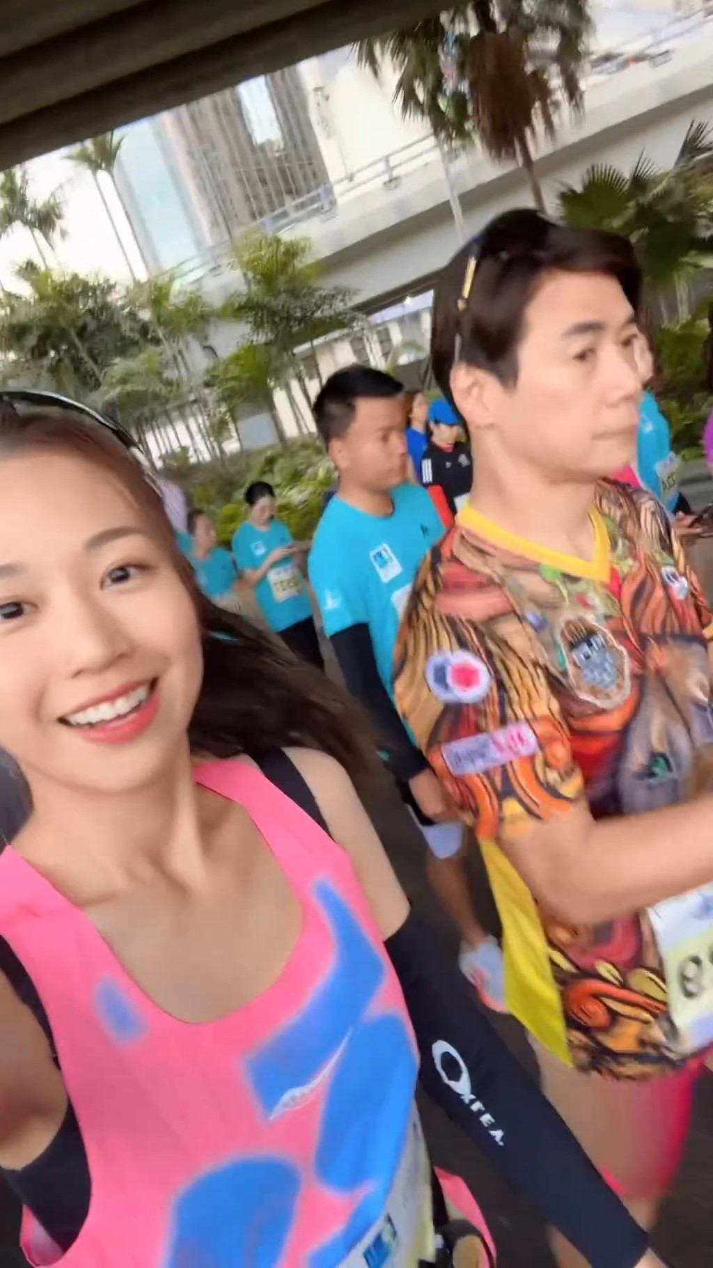 何沛珈在IG限时动态贴上与崔锦棠跑步的相片。