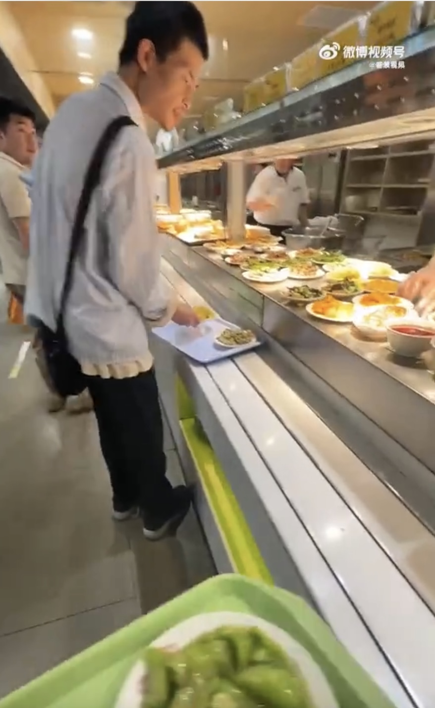 韋東奕用餐遭跟拍人潮圍堵。 微博 韋東奕用餐遭跟拍人潮圍堵。 微博