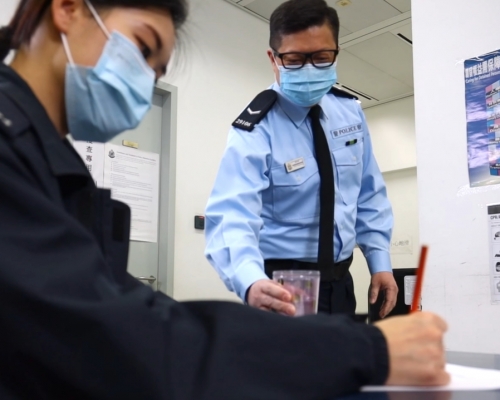 鄧炳強又變身高級警員，協助同袍換影印紙、換水機斟水。影片截圖