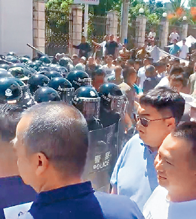 ■抗議者與武警互相推撞。
