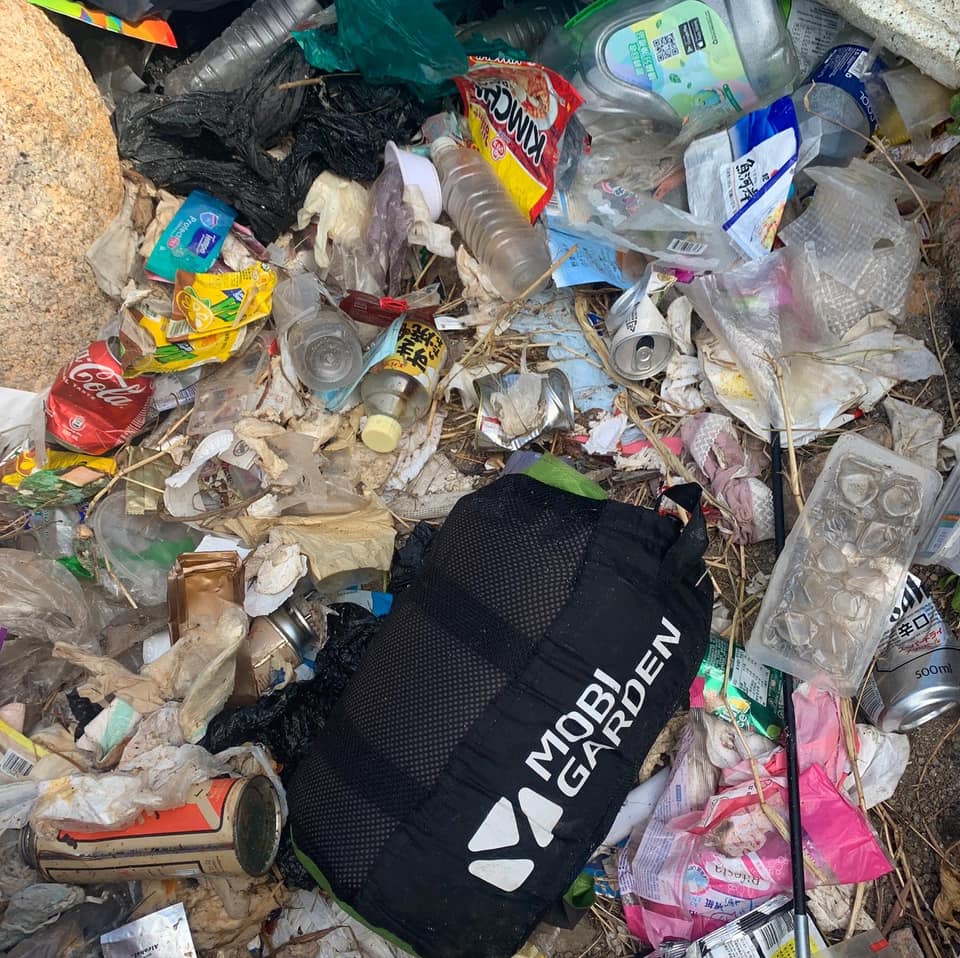 大量露营垃圾被乱弃沙滩，包括食物残渣及包装、酒瓶等。FB图片