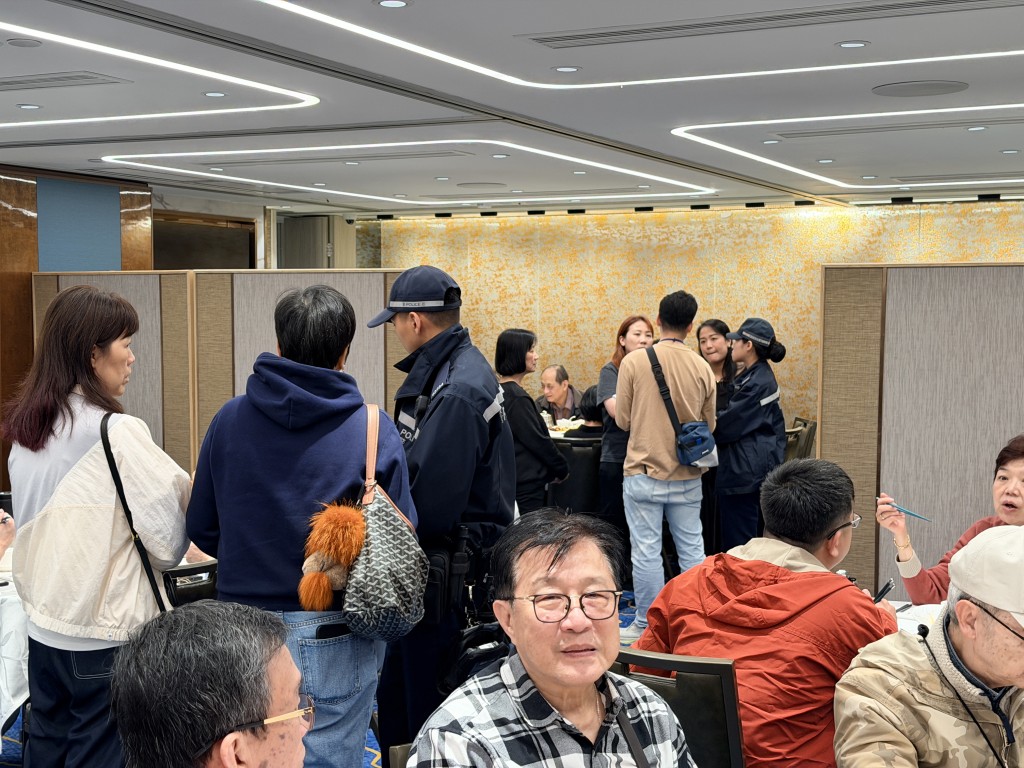 警員在酒家內調查。梁國峰攝