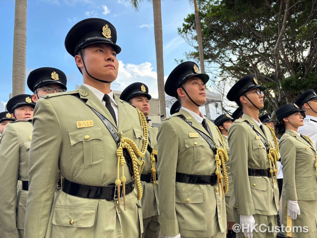 當國旗升起時,全體隊員及青年團員倍感自豪。香港海關FB圖片 當國旗升起時,全體隊員及青年團員倍感自豪。香港海關FB圖片