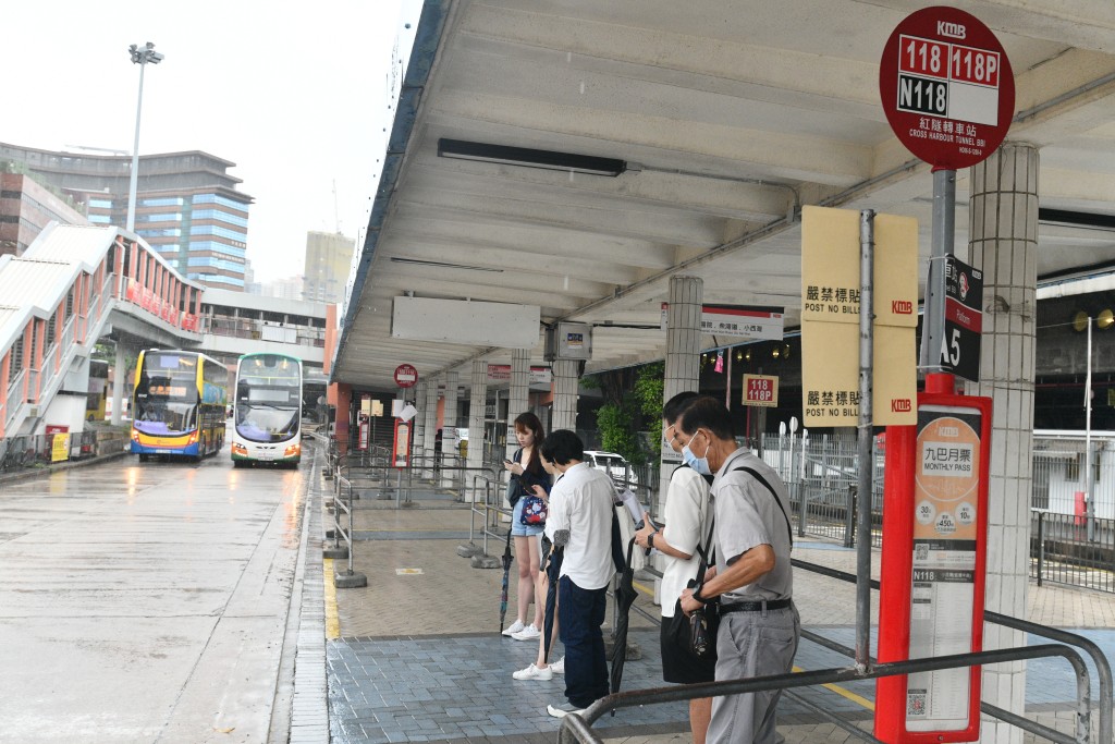 記者在懸掛三號風球前到達紅磡巴士站，已見到5-8名市民排隊候車。盧江球攝