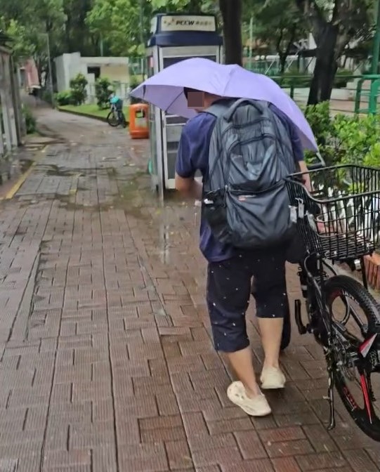 事主略為轉身：阻塞交通，你咪掉落垃圾 桶囉，嗰啲夠阻塞交通啦，你郁我呢部車 ！你Ｘ母，真係阻塞交通喎，大佬，關你 Ｘ事呀，你差佬呀？fb「粉嶺上水街坊交流區」截圖