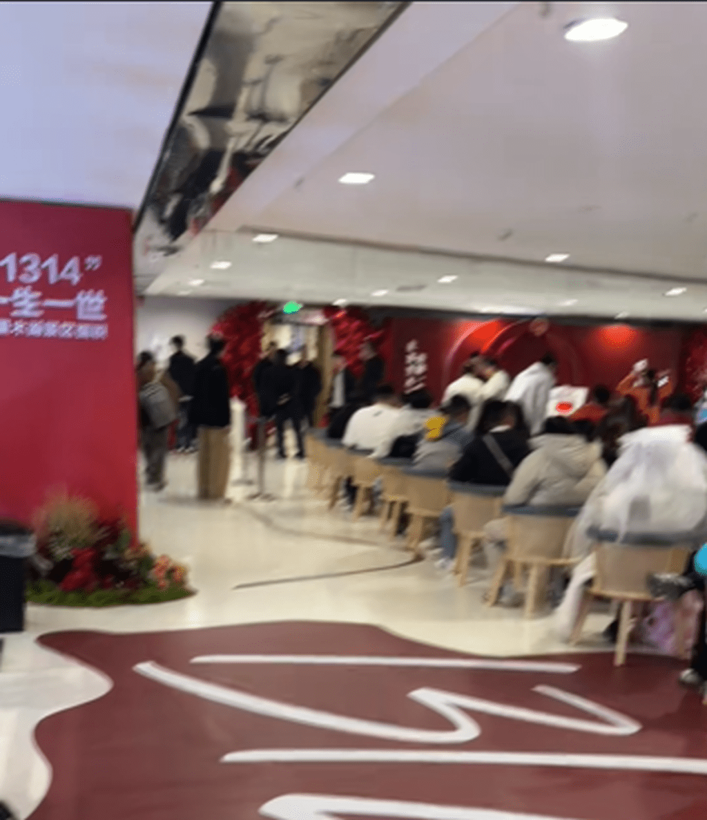 新疆赛里木湖景区的婚姻登记中心5月20日凌晨爆满来自全国各地的新人前来办理结婚证。 抖音
