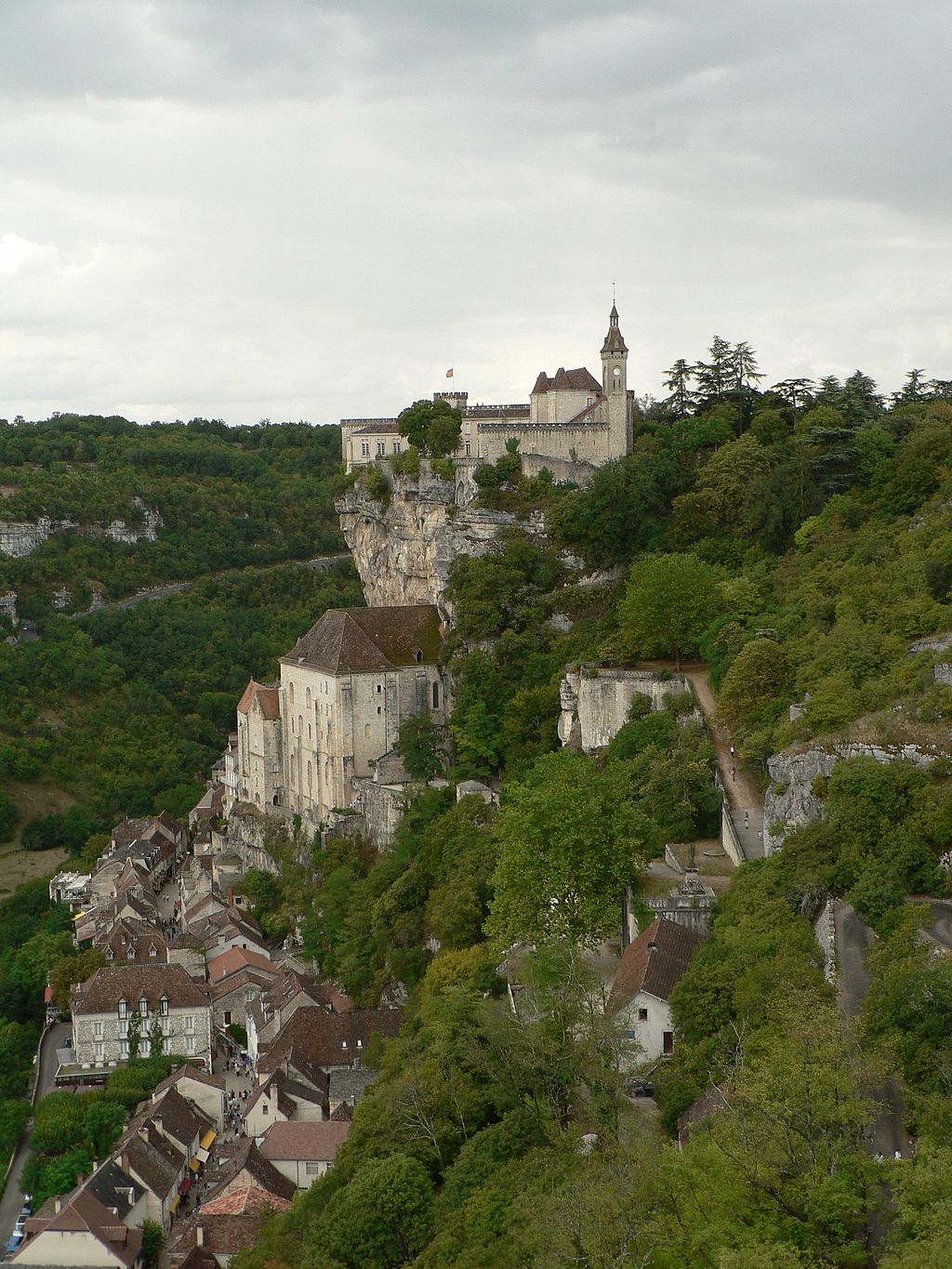 中世纪小镇罗卡马杜尔（Rocamadour）。 Wikimedia Commons