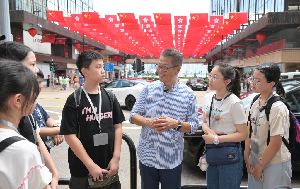 陈茂波（中）带同一班初中学生参观「盛世启航 — 新中国成立75周年成就」展览。陈茂波FB图片