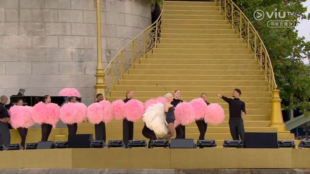 Lady Gaga的演出充满粉红色。