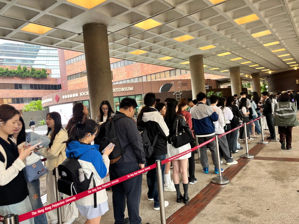 早上9点已有大批学生等待入场。徐嘉华摄