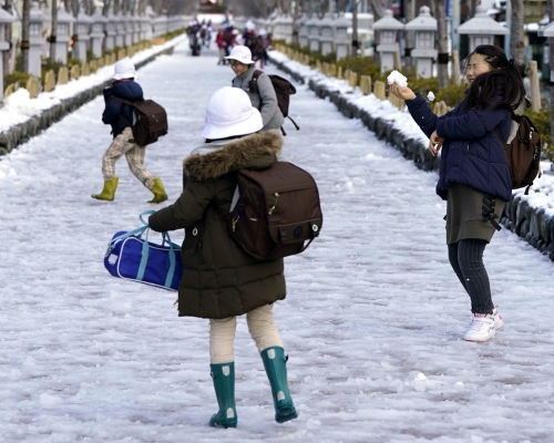 日本東京出現罕見大雪。AP圖片