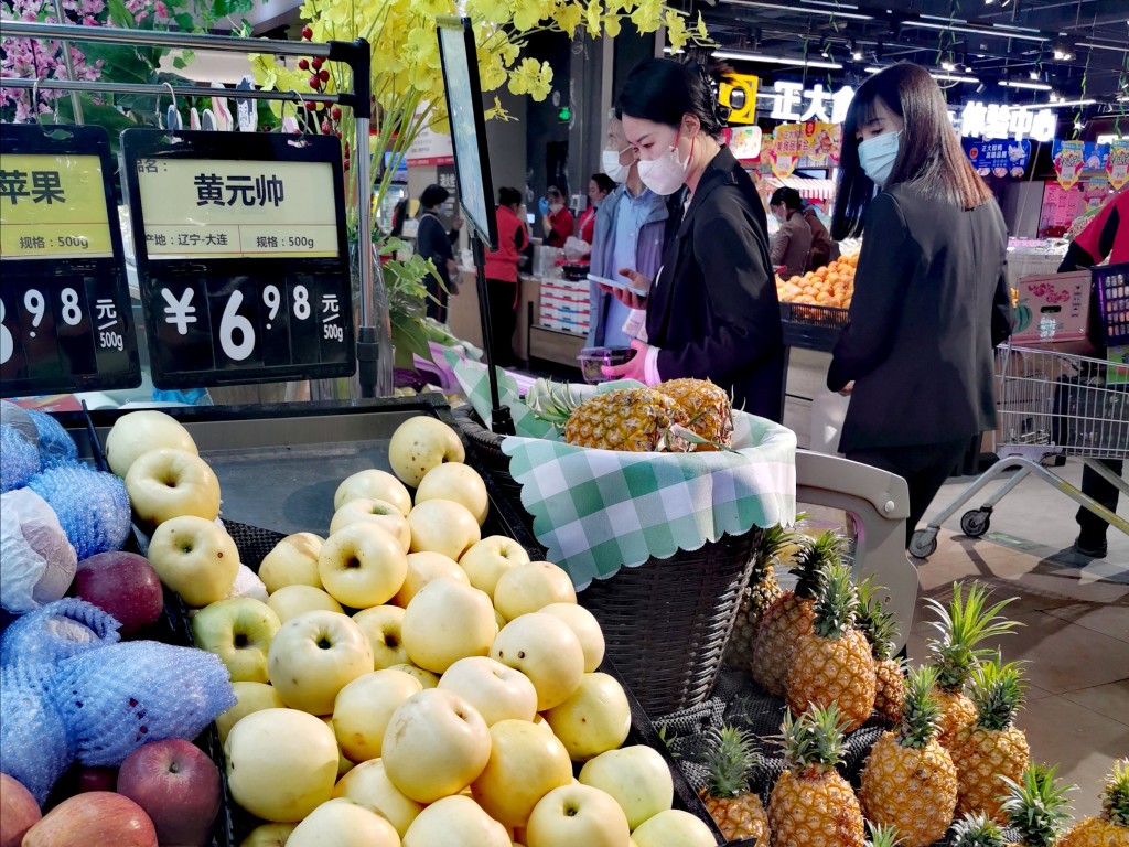 官方数据称3月份鲜果价格上涨11.5%。图为北京市民在一家大型超市采购水果。杨浚源摄