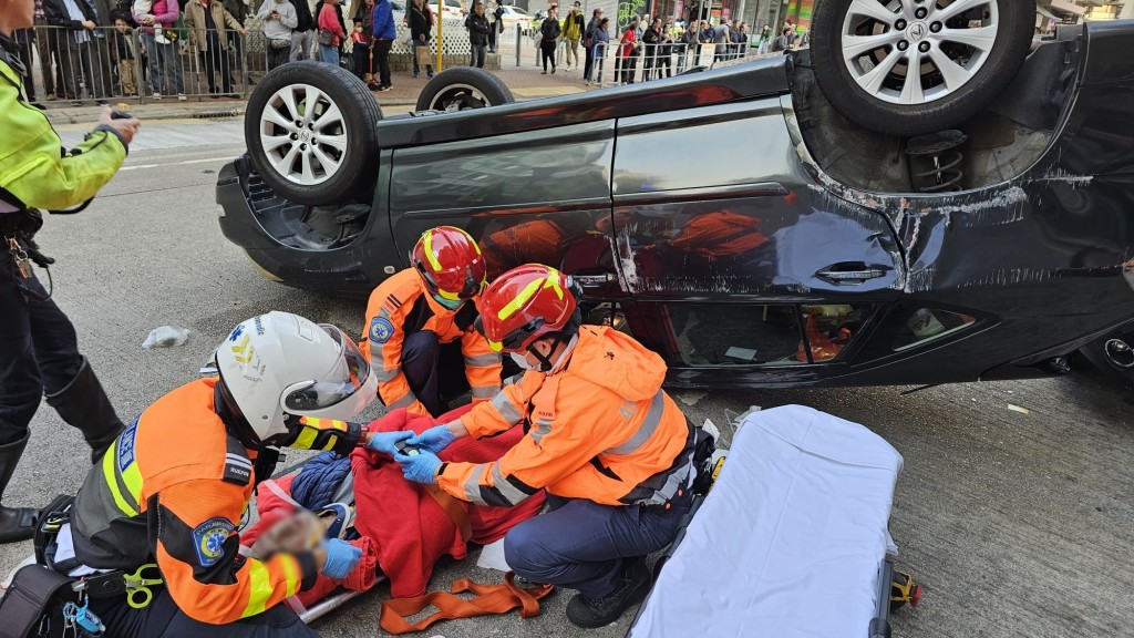 有私家車傷者戴頸箍送院。