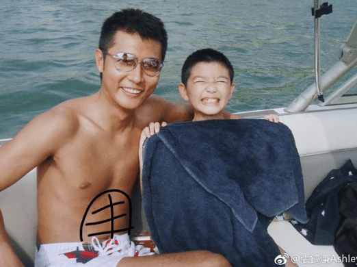 張丹峰視繼子張鎬濂如己出，當年父子一起出海。