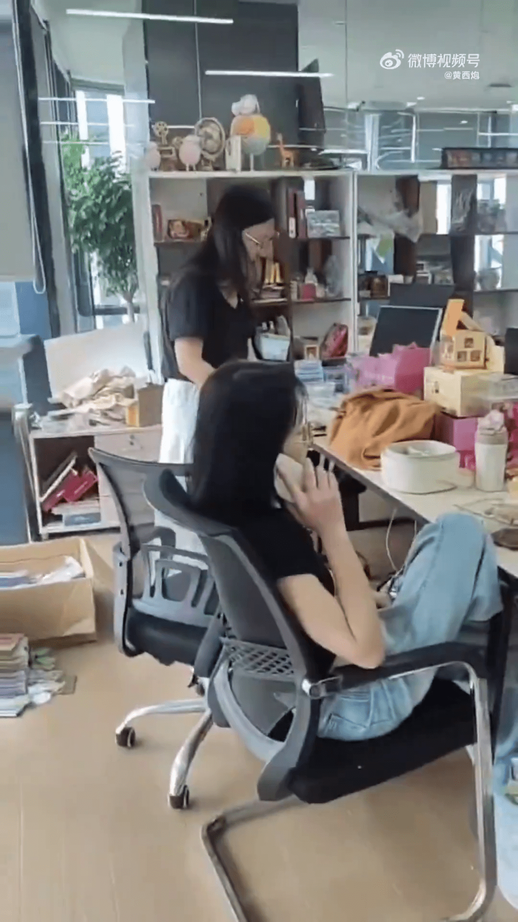深圳白嫖OL与上门的骑手对质时，反过来说要报警受滋扰。