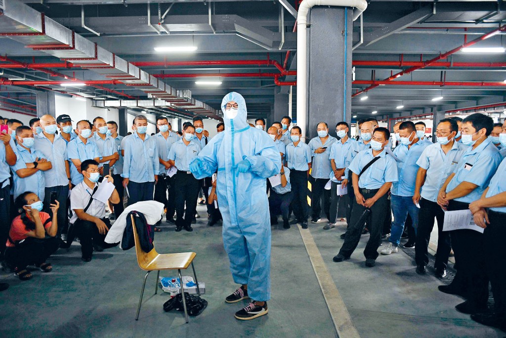 ■高考臨近，廣州將專車接送疫區學生赴考。圖為司機接受防疫培訓。