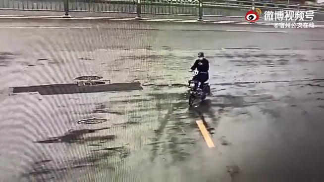 男子偷走電動單車後揚長而去。微博圖片