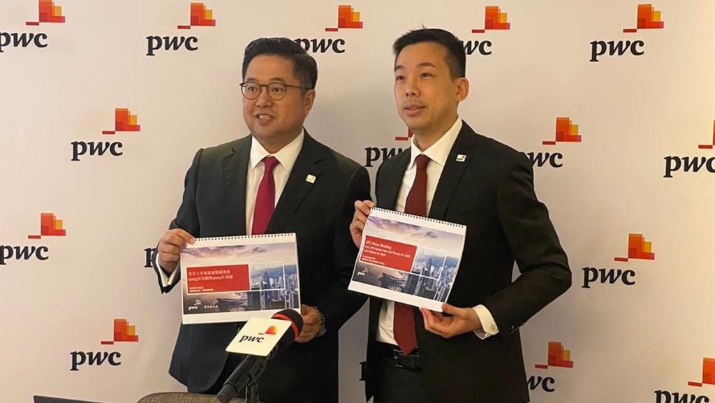 羅兵咸永道香港企業客戶主管合夥人黃煒邦(左)及羅兵咸永道香港資本市場服務合夥人黃金錢(右)。