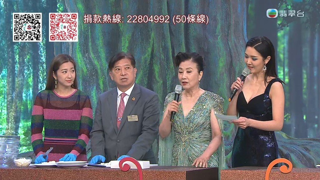 42歲陳自瑤（左一）向來被讚是TVB索人妻，今晚現身《博愛歡樂傳萬家》表演廚藝。