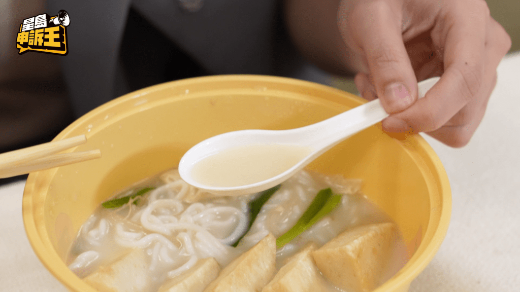 谭仔云南米线纸造匙羹，羹窝够深，方便食客喝到汤底。