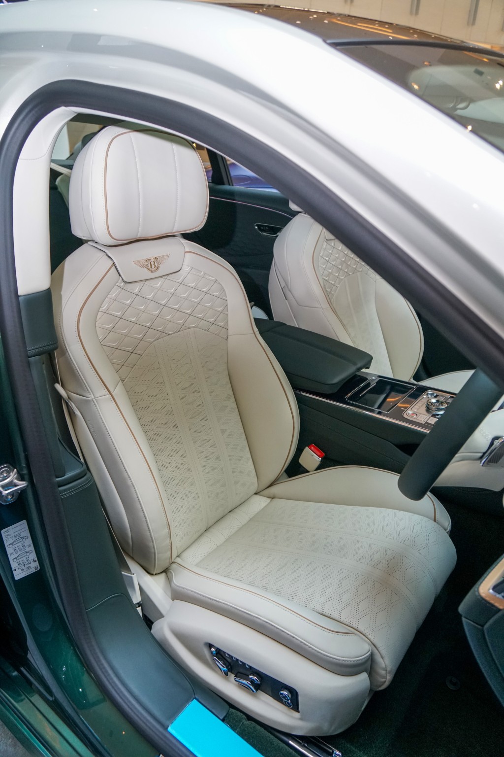 Bentley HK-DCH舉辦The Touch of Mulliner Exhibition:座椅由柔軟Nappa皮革包裹,並配有Mulliner標徽。