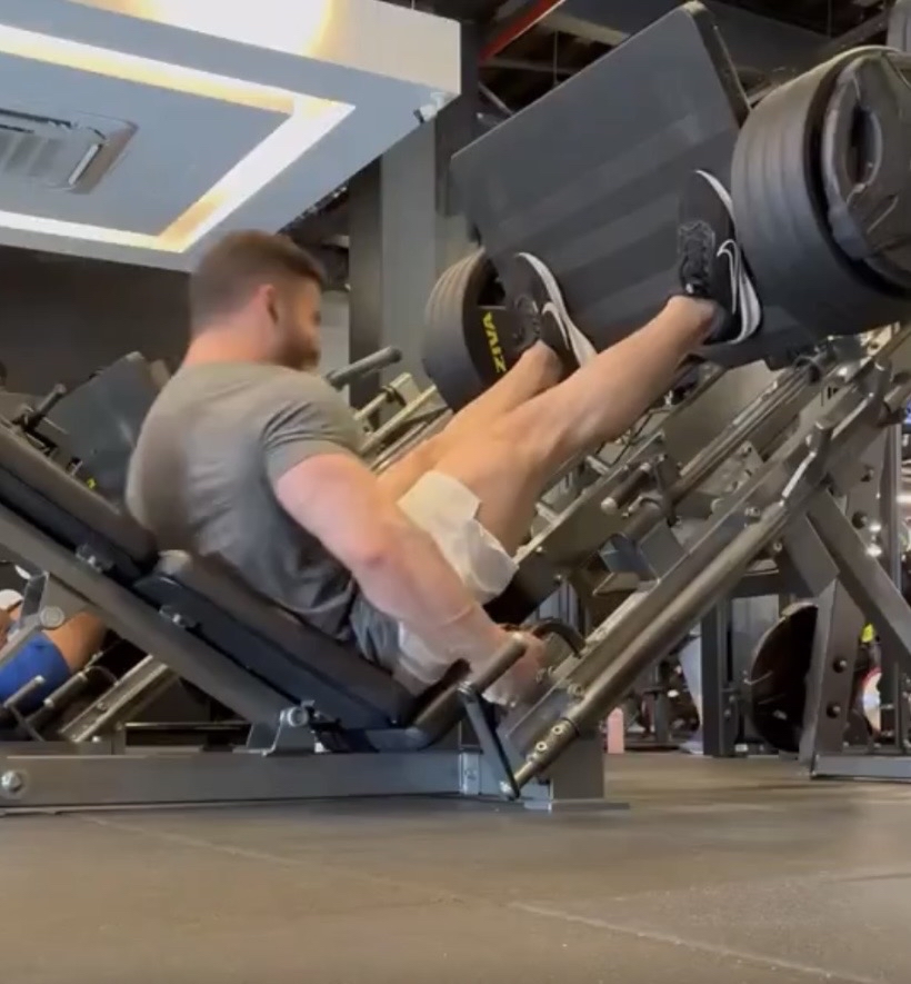 菲略坐上腿推機。 IG@ranierilf